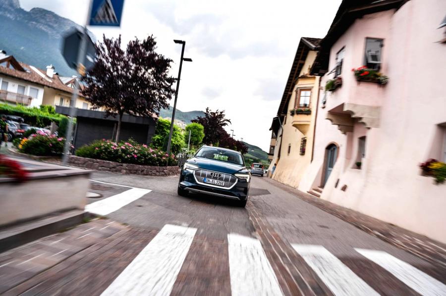  Audi e-tron 55 Quattro 2019 года  (WW) (фото 367 из 452)